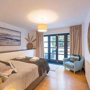  Apartment Modern Near Gardens With Large Decking Area - Vivre Retreats United Kingdom