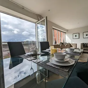  Apartment Quayside With Riverside Views & Parking