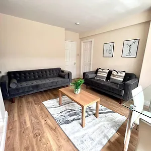  Holiday home 4 Bedroom House With Driveway